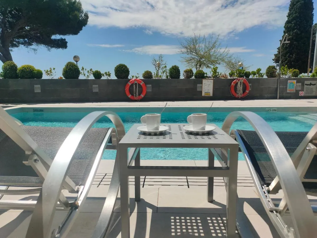 Отель Canyelles Platja Росас